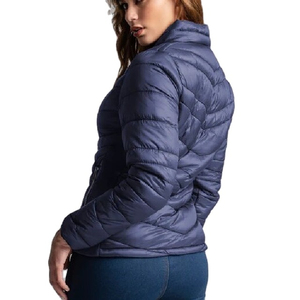 Cette doudoune est conçue pour offrir un équilibre entre chaleur et style pour un usage quotidien, destinée aux femmes. - Product Image 6