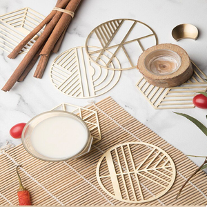 Posavasos circular de metal con arte lineal grabado de montañas y olas dentro del borde, disponible a precios de mayorista. - Product Image 5
