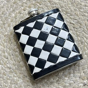 Nuevo Diseño 2026: Lujosa Botella de Bolsillo de Acero Inoxidable con Cuero de Vaca Grabado a Mano, Antiderrames, a Cuadros Blanco y Negro - Product Image 4