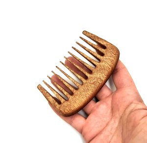 Peigne de poche artisanal intemporel en bois de séquoia – Démêloir naturel à dents larges pour cheveux bouclés, toucher agréable - Product Image 6