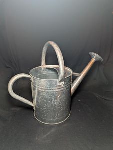 Arrosoir de jardin en métal peint léger avec une poignée robuste pour un arrosage quotidien confortable des plantes - Product Image 2