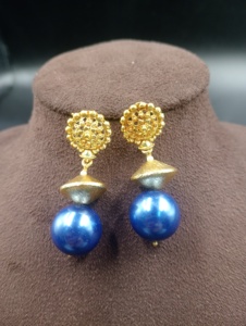 Boucles d'oreilles pendantes en laiton plaqué or Amaira Jewels, serties de perles naturelles, style vintage, pour femmes, occasions spéciales - Product Image 5