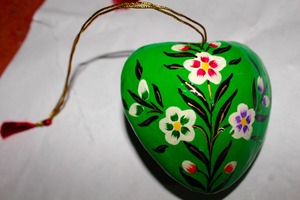 Ornement en papier mâché floral fait main, cœur peint à la main du Cachemire, décoration suspendue, cœur en papier mâché floral vert, décoration murale - Product Image 5