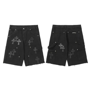 Shorts Bermuda en jean Premium, coupe ample, taille mi-haute, fermeture boutonnée, bleu délavé, avec patch croisé, style Jorts utilitaire, plusieurs poches, ourlet brut - Product Image 3