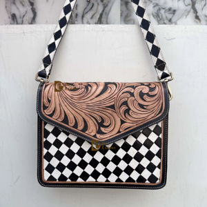 Bolso de Hombro de Cuero con Diseño Único, Tallado a Mano, Estilo Bohemio Gitano, Hecho a Mano, con Patrón de Damas de Invierno - Product Image 1