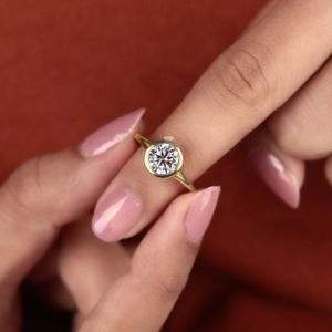 แหวนหมั้นเพชรเลี้ยงในห้องปฏิบัติการทรงเบเซล ทอง 14K ประดับเพชรเม็ดเดี่ยว หรูหรา 2.00 กะรัต ดีไซน์เรียบหรู แหวนขอแต่งงานทันสมัย - Product Image 6