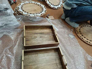 Bandeja para servir de madera natural 100% con mango de acero inoxidable Cocina de un solo nivel Sala de estar Diseños de cocina Acabados rectangulares - Product Image 5