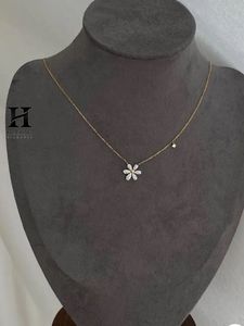 Collar con colgante de flor de diamante cultivado en laboratorio personalizado, gargantilla floral delicada de oro, collar de margarita con diamante certificado VVS, venta al por mayor - Product Image 3