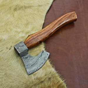 Hacha de Estilo Vikingo de Acero de Damasco Forjado a Medida con Mango de Madera y Funda de Cuero, Hacha para Trabajos de Madera OEM Personalizada - Product Image 3