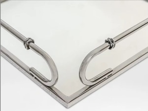 Plateau décoratif ovale en métal argenté poli effet miroir avec poignées tubulaires modernes - Product Image 4