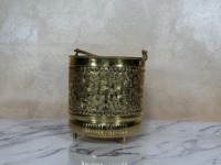 Seau en laiton de style marocain avec poignée à charnière, petits pieds et motif floral, parfait pour la décoration et comme accessoire pour lavabo.