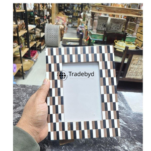 Marco de Fotos Creativo y Elegante con Incrustaciones de Resina Hecho a Mano con Acabado Brillante de Calidad Premium por Tradebyd - Product Image 1