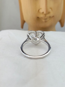 Anillo de Diamantes con Corte Corazón y Piedras Laterales en Oro Blanco |   Anillo de Compromiso y Boda de Lujo para Mujer |   Regalo de Aniversario para Ella - Product Image 2