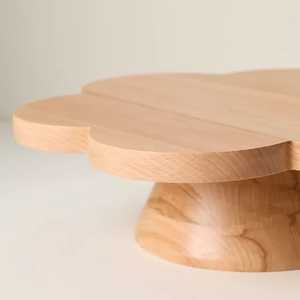 Esta base de madera para tartas presenta un encantador diseño en forma de flor, creando un pieza decorativa impresionante para cualquier hogar o mesa. - Product Image 4
