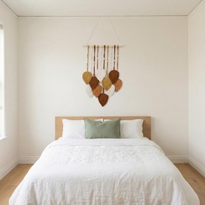 Elegante decoración de pared de macramé estilo boho que complementa alfombras tejidas, decoración en tonos tierra y mantas de tonos neutros en áreas de estar. - Product Image 3