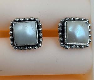 Boucles d'oreilles clous en argent sterling 925 avec perle d'eau douce carrée, bijoux minimalistes classiques en perle blanche pour femmes - Product Image 5