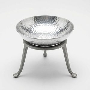 Bol décoratif en aluminium fait main de 24 cm, finition argentée martelée brillante, sur support trépied en fonte - pour la décoration intérieure ou l'utilisation hôtelière - Product Image 2