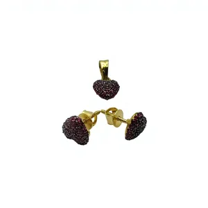 Conjunto de colgante de oro con diseño clásico de corazón y aretes con piedras rojas, que ofrece un look atemporal y femenino, ideal para regalar. - Product Image 3