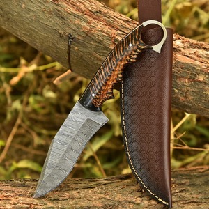 Cuchillo de desollar de alta calidad UA Supplies, de acero de Damasco de grado industrial, con mango de piña, punta de gota, orificio para el dedo y afilado a rasera. - Product Image 5