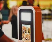 Fotoğraf çekme, düzenleme, paylaşım ve baskı için dijital fotoğraf kabini kiosk platformu, etkinlik ve kullanıcı yönetimi ile.