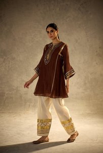 Salwar Kameez MAL CHANDERI Bordado con Gota Patti Marrón, Ropa India y Pakistaní para Mujer, para Bodas, Diwali y Fiestas, de Secado Rápido - Product Image 2