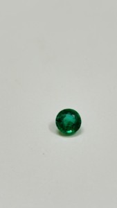 Émeraude zambienne naturelle de 2,16 carats, taille brillant ronde, couleur vert vif, par Sadiya International - Product Image 6