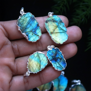 Colgante de Labradorita Plateado en Plata |   Fuego Natural Multicolor de Forma Irregular de 25-30 mm |   Textura Macro Suave 2026 - Product Image 1