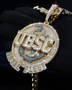 Pendentif en forme de médaille au design personnalisé en argent avec diamant Moissanite VVS Pendentif rond étincelant en plaque solide avec logo et nom - Product Image 1