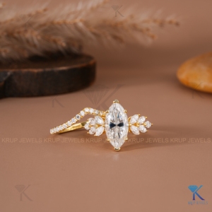 แหวนหมั้นเพชรทรงมาร์คีส์แบบกลุ่มดอกไม้ที่เพาะเลี้ยงในห้องปฏิบัติการ พร้อมแหวนแต่งงานแบบโค้งประดับเพชร ชุดเจ้าสาวทองคำ 14K สีเหลือง สำหรับเธอ - Product Image 1