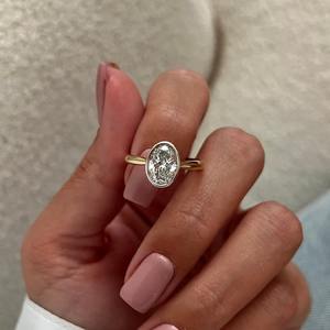 Anillo Solitario de Diamante Cultivado en Laboratorio de Corte Ovalado de 1.5 Quilates E VVS2, Anillo de Compromiso con Engaste de Bisel, Certificado IGI - Product Image 2
