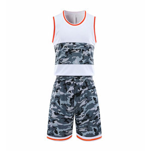 Ensemble d'uniformes de basketball personnalisés pour hommes pour le camp d'entraînement avec une coupe athlétique moderne, tissu respirant 100% polyester - Product Image 1