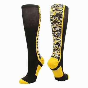 Chaussettes de sport mi-hautes à motif camouflage noir et jaune, respirantes, pour le basketball, pour adultes, à porter en été - Product Image 1