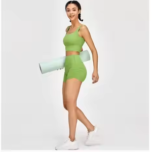 Ensemble de yoga pour femmes, haut court vert, short taille haute, 2 pièces, sans couture, en spandex et polyester, vêtements de sport, fabrication sur mesure par Twin City - Product Image 4