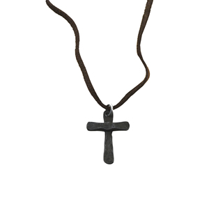 Collier pendentif poisson en métal forgé à la main de haute qualité avec écailles sculptées et cordon en cuir brun foncé pour catalogue de marque personnalisé - Product Image 5