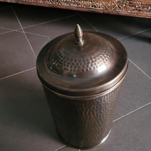 Poubelle en métal martelé artisanal vintage, idéale pour la salle de bain, la cuisine, le salon, le hall ou le balcon extérieur, fabriquée en Inde - Product Image 6
