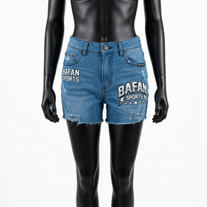 Shorts de mezclilla para mujer, 320 GSM, algodón, color azul claro, desgastados, con logo personalizado. - Product Image 5