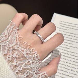 Anillo de compromiso de plata de ley S925 de alta gama, elegante anillo de boda, exquisito anillo con pavé de moissanita, chapado en platino. - Product Image 5