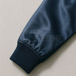 Veste en satin pour homme au design élégant avec surface lisse, manches longues, pour un style tendance et streetwear - Product Image 4