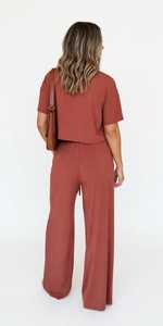 Ensemble décontracté 2 pièces pour femme, rouge rouille, haut à manches courtes col rond et pantalon large - Product Image 4