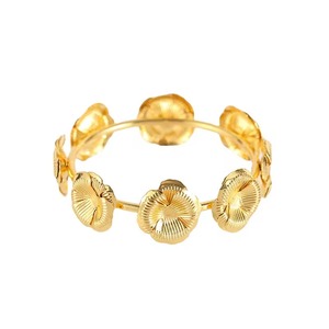 Anneau de serviette doré à motif floral élégant pour la décoration de table, l'aménagement de mariage et l'accueil de luxe - Product Image 2