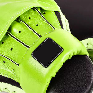 Almohadilla de Entrenamiento Profesional 2026 de Alta Calidad con Logotipo Personalizado, Correa de Muñeca Ajustable de Cuero PU, Ligera, para Hombre - Product Image 3