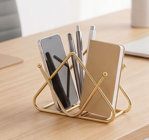Elegante Servilletero de Metal Dorado con Marco Triangular, Organizador de Mesa Contemporáneo para Uso Doméstico y en Cafeterías - Product Image 5