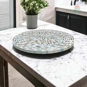 Bandeja giratoria con incrustaciones de nácar – Vajilla artesanal de estilo marroquí con un patrón floral de mandala. - Product Image 2