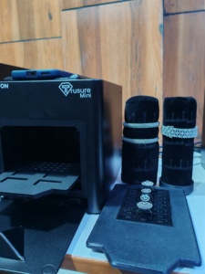 Trusure Mini เป็นเครื่องพิสูจน์ความเป็นเพชรแบบพกพาออกแบบมาเพื่อตรวจจับการปลูกเลี้ยงด้วยกระบวนการ CVD และ HPHT ได้อย่างรวดเร็วและแม่นยำ - Product Image 2