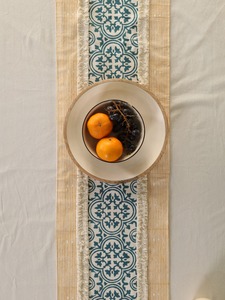 Chemin de table double couche en toile de coton slub premium, imprimé floral, style damassé, avec pompons, couleur crème, personnalisable pour salle à manger - Product Image 1
