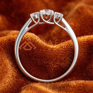 Bague de promesse à trois pierres en or blanc rhodié – Bande triple diamant intemporelle, solitaire classique en moissanite taille ronde - Product Image 3