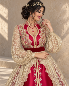 Mishkat Couture Eleganter Rubinroter Champagner-Gold Spitzen-Kaftan mit Perlen- und Kristallverzierungen V-Ausschnitt Maxi-Länge Bischof-Ärmel Rot - Product Image 3