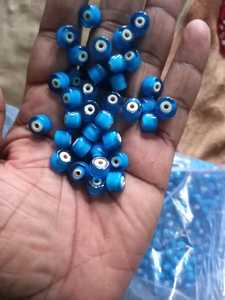 Mezcla de Cuentas de Corazón Hechas a Mano |   Lote de Cuentas Africanas Rojas, Azules, Amarillas y Blancas en Caja para la Fabricación de Joyas - Product Image 4