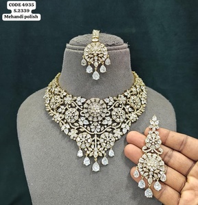 Parure de bijoux de mariée plaqué or antique de créateur, collier floral imposant, boucles d'oreilles et mang tika à pampilles en forme de goutte, vente en gros - Product Image 2