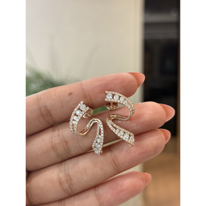 Pendientes de Oreja con Diamantes Cultivados en Laboratorio de Lujo, 1.60 Ct, Corte Redondo, Diseño Curvo con Triple Hilera de Pavé, Oro de 14K, Joyería Fina Personalizada para Mujer - Product Image 3